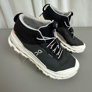On Running boys  Black and White Sneakers size Y5
